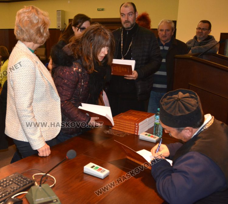 Свещеникът Димитър Евтимов публикува първото по рода си изследване за църквите и параклисите в Хасковска духовна околия