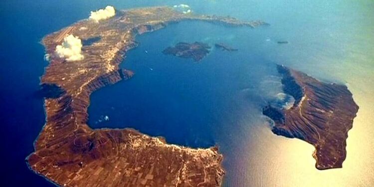 Под Санторини откриха неизвестна магмена камера