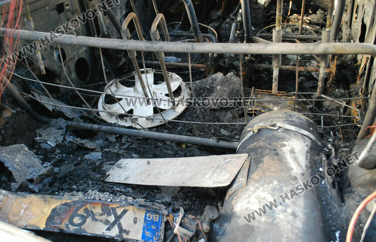 Среднощни гърмежи в кв. „Орфей“. Две коли изгоряха пред блок