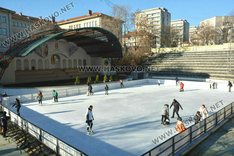 Заради топлото време отново затварят ледената пързалка в Хасково