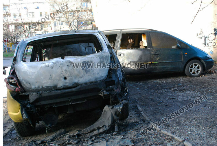 Среднощни гърмежи в кв. „Орфей“. Две коли изгоряха пред блок