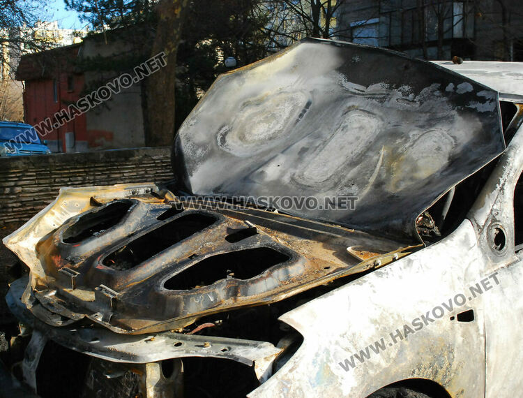 Среднощни гърмежи в кв. „Орфей“. Две коли изгоряха пред блок