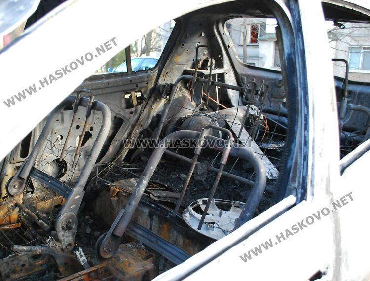 Среднощни гърмежи в кв. „Орфей“. Две коли изгоряха пред блок