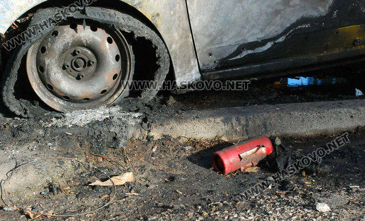 Среднощни гърмежи в кв. „Орфей“. Две коли изгоряха пред блок