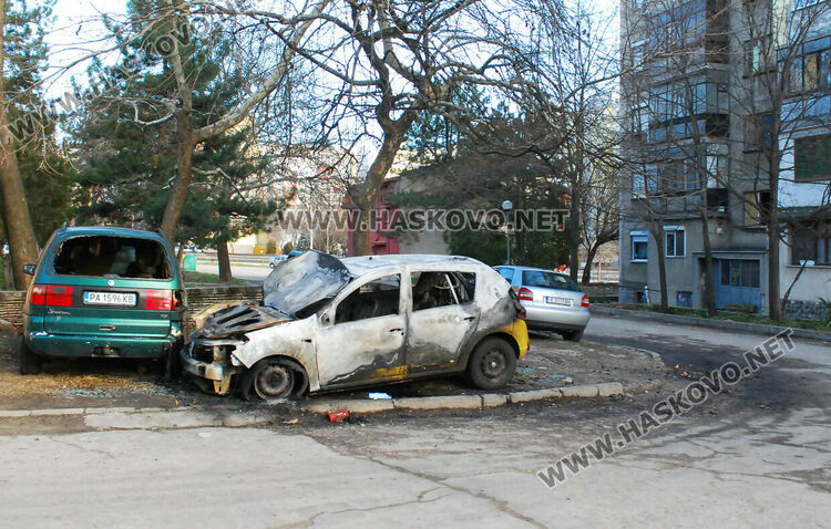 Среднощни гърмежи в кв. „Орфей“. Две коли изгоряха пред блок