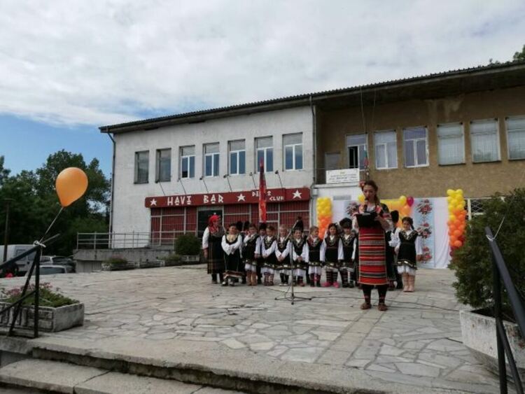 Национален онлайн конкурс за рецитиране на стихотворение за България обявиха сдружение „Дай, бабо, огънче“ - Перник и читалището в Мещица