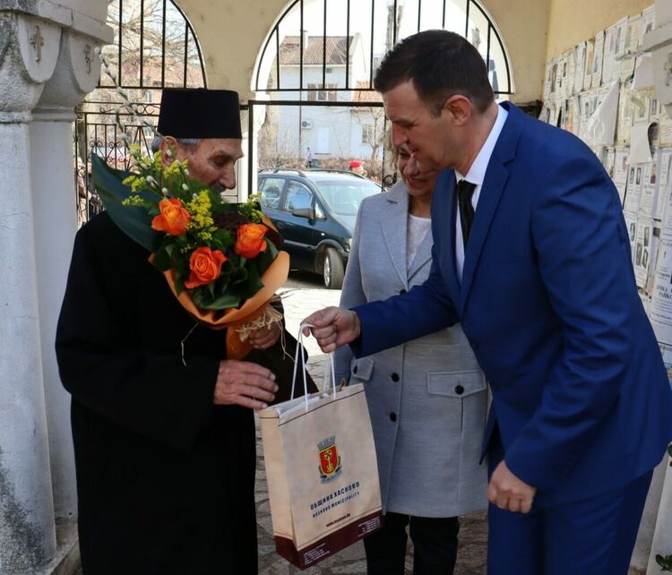 Почетният гражданин на Хасково отец Антоний навърши 95 години