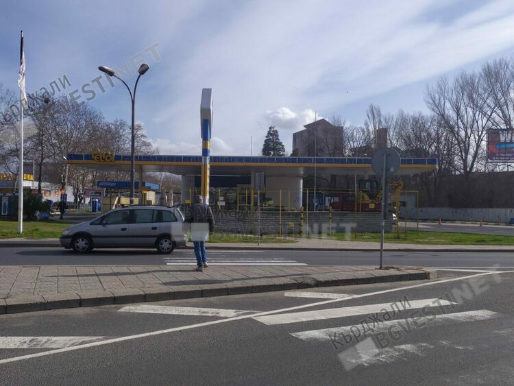 Бензиностанция върти оборот чрез тоалетна, наплив на пътници от Автогарата