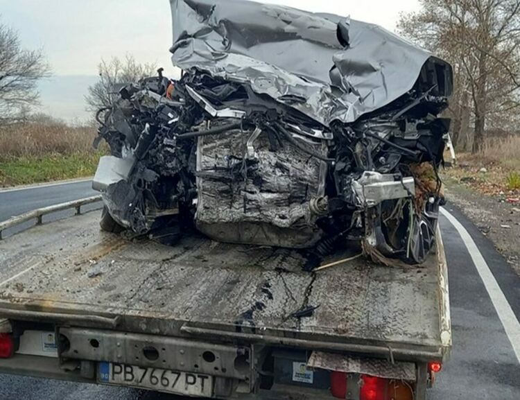 Поредната жива торпила в БМВ,пиян катастрофира на път за Жинзифово