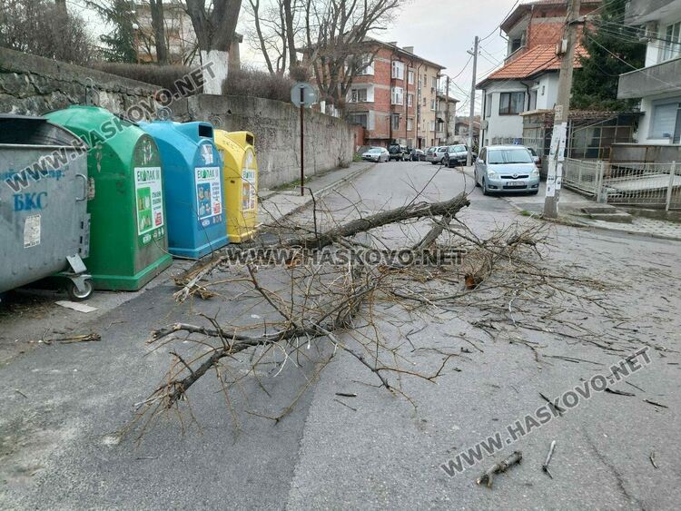 Ветровито и дъждовно в петък, в сила е жълт код