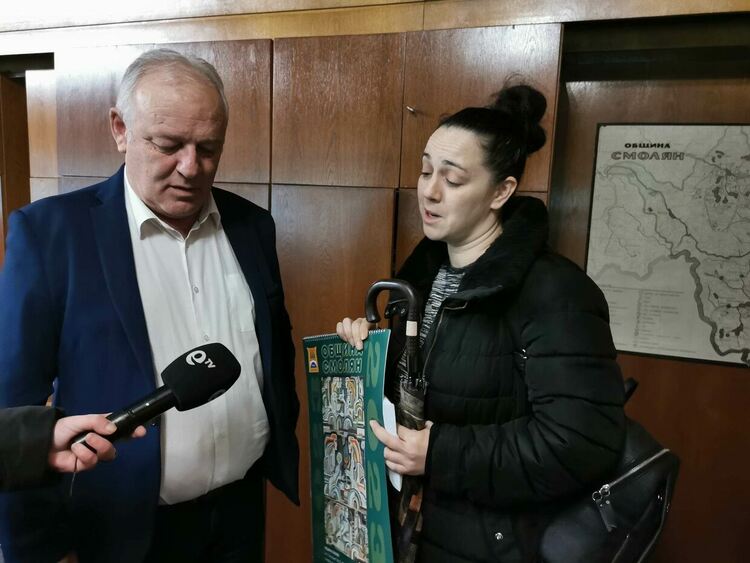 12 000 лева в помощ на малката Стефани! Кметът Мелемов връчи дарението на майка й