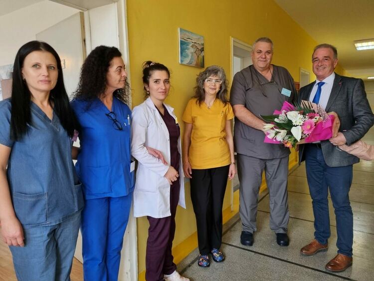 Кметът на Асеновград посети АГ отделението в болницата в Асеновград по случай Бабинден