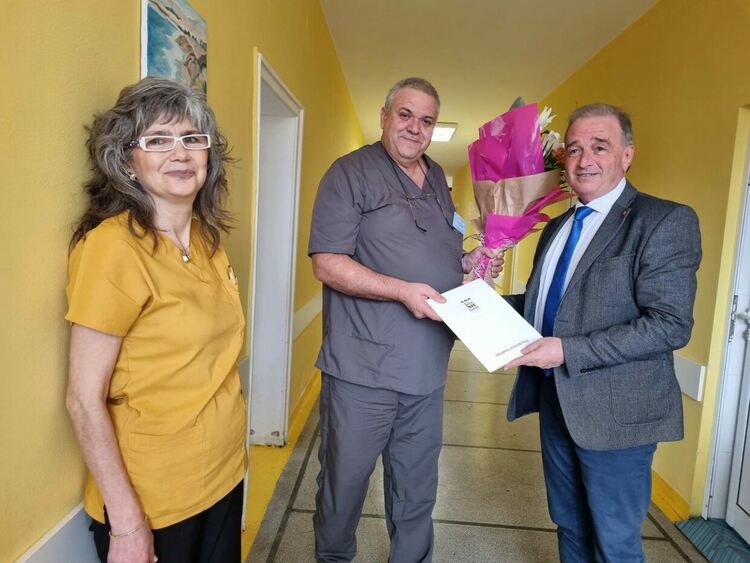 Кметът на Асеновград посети АГ отделението в болницата в Асеновград по случай Бабинден