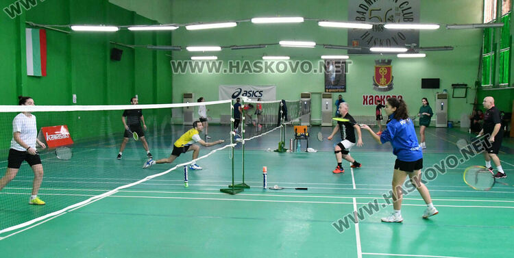 Наградиха победителите на двойки в международния турнир по бадминтон 