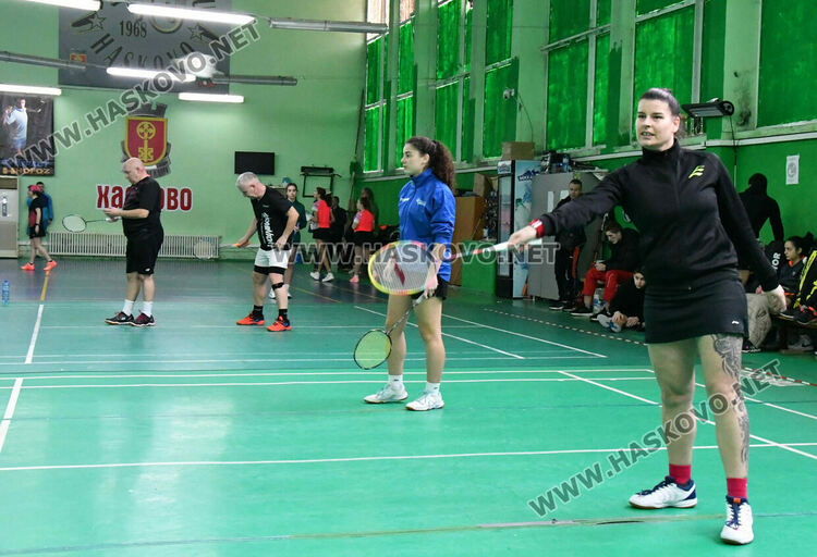 Наградиха победителите на двойки в международния турнир по бадминтон 