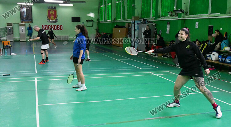 Наградиха победителите на двойки в международния турнир по бадминтон 