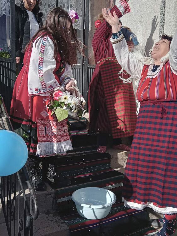 Почетоха бабите в Караджалово