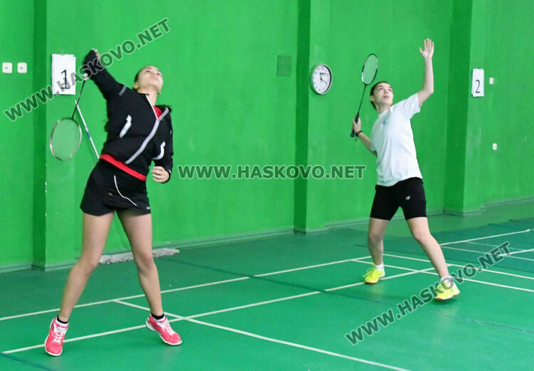 Наградиха победителите на двойки в международния турнир по бадминтон 