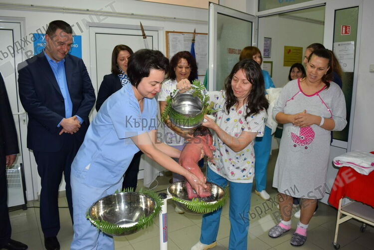 Проф.д-р Тодор Черкезов с поздравителен адрес за Бабинден