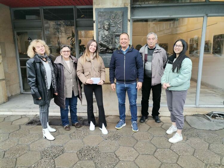 За втори път връчиха стипендия „Джими“, получи я студентката по дизайн Александра Иванова