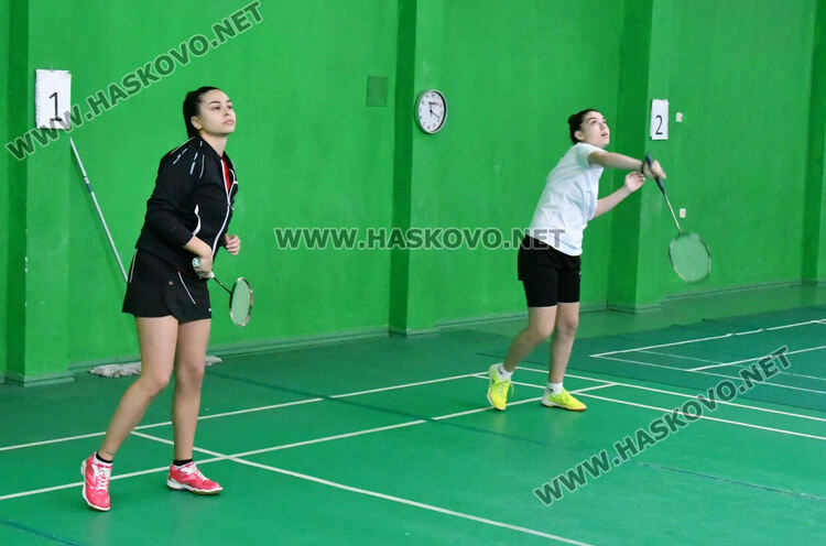 Наградиха победителите на двойки в международния турнир по бадминтон 