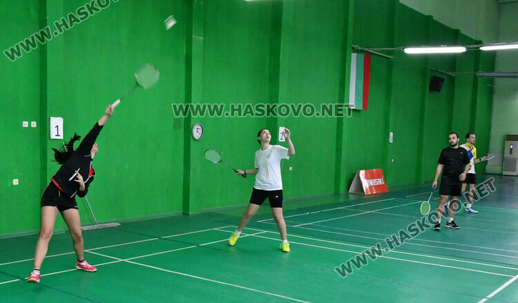 Наградиха победителите на двойки в международния турнир по бадминтон 