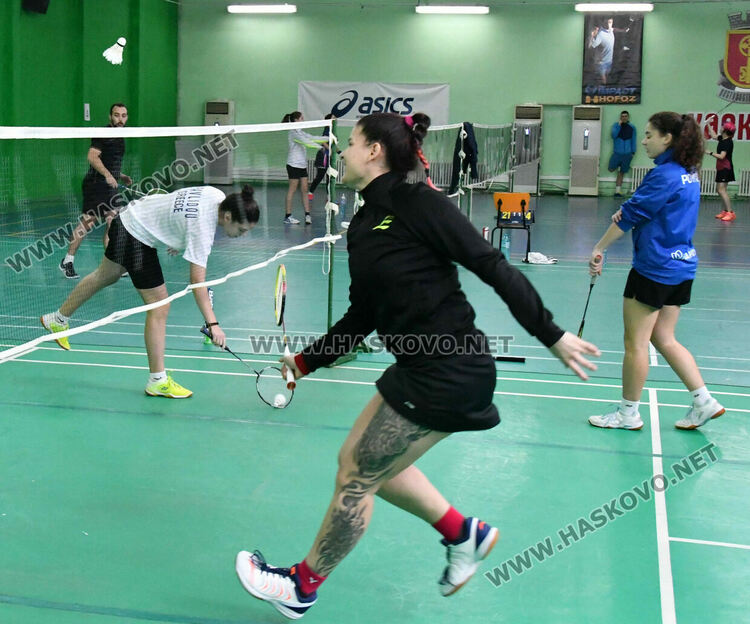 Наградиха победителите на двойки в международния турнир по бадминтон 