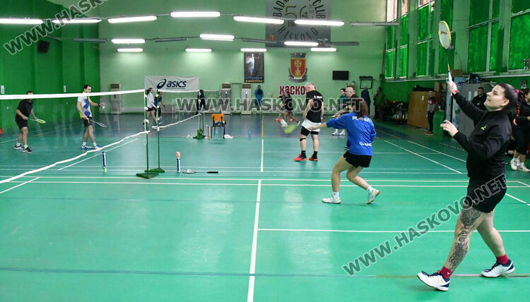 Наградиха победителите на двойки в международния турнир по бадминтон 