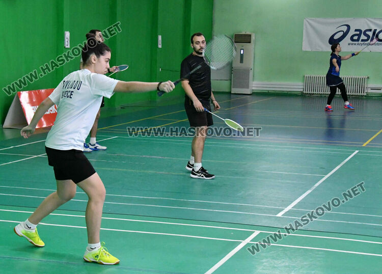 Наградиха победителите на двойки в международния турнир по бадминтон 