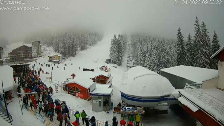 Най-после! Сняг и опашки от туристи на лифтовете в курорта Пампорово