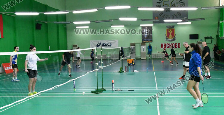 Наградиха победителите на двойки в международния турнир по бадминтон 