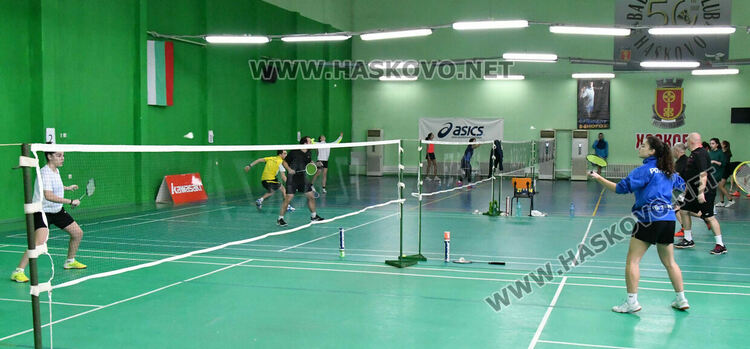 Наградиха победителите на двойки в международния турнир по бадминтон 