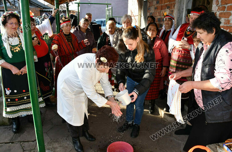 По стар стил отбелязаха Бабинден в Узунджово