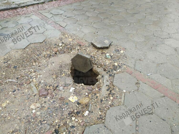 Пропада стар изкоп на В и К,опасна дупка се оформи до ДСК