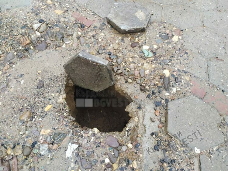 Пропада стар изкоп на В и К,опасна дупка се оформи до ДСК