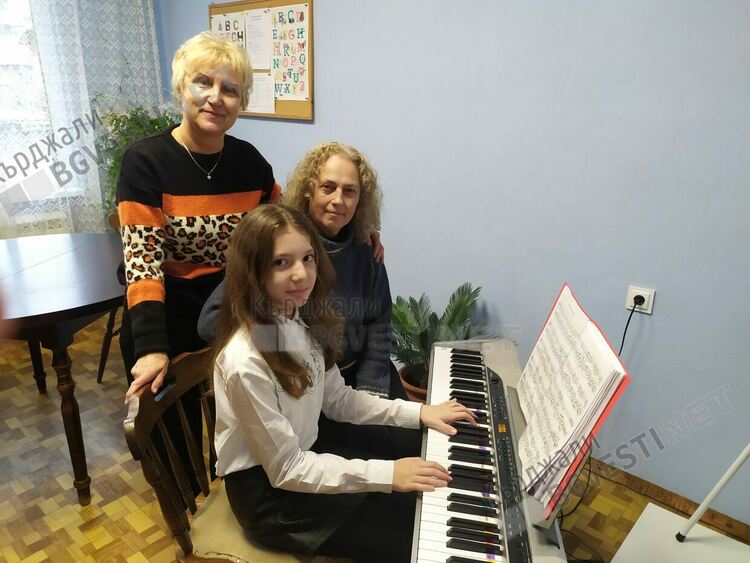 С педагозите