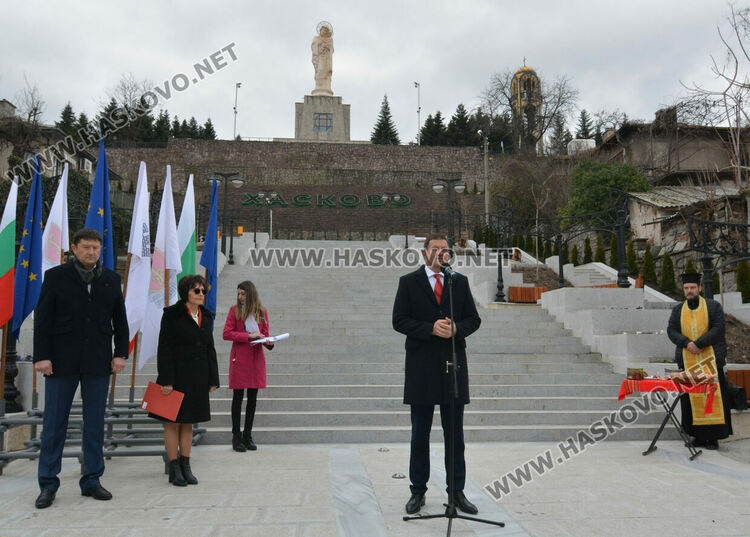 Прерязаха лентата на обновения подход към монумента „Света Богородица“