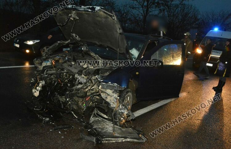 Фолксваген се заби в мантинелата до „Язаки“ 