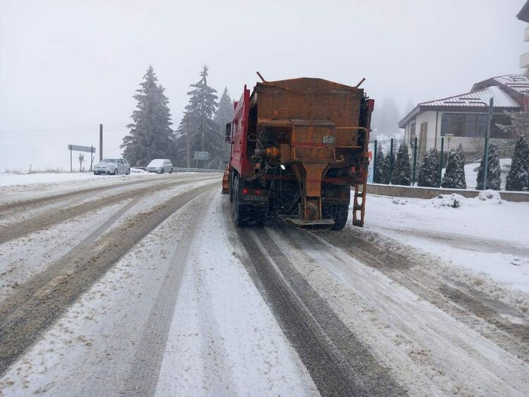 Ограничиха движението на камиони с ремаркета през проходите в Смолянско