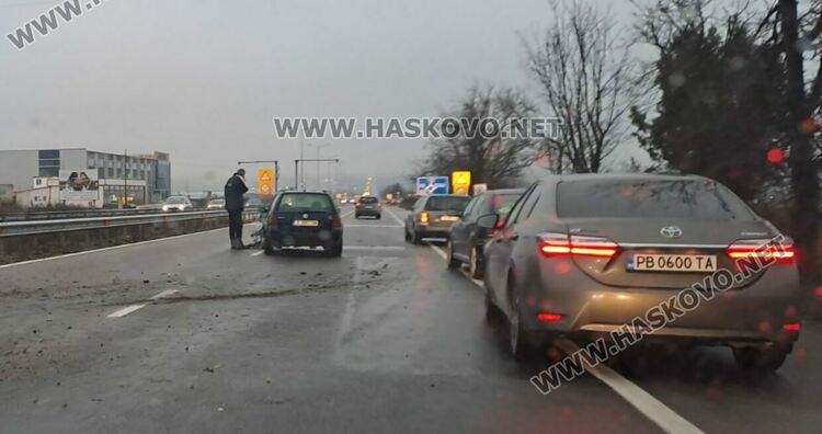 Фолксваген се заби в мантинелата до „Язаки“ 