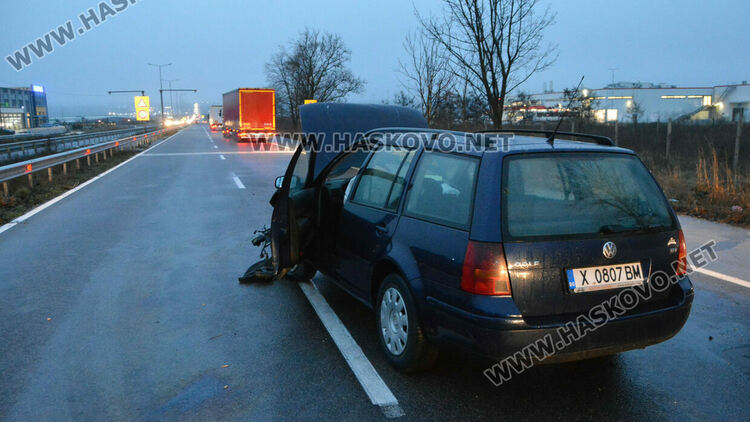 Фолксваген се заби в мантинелата до „Язаки“ 