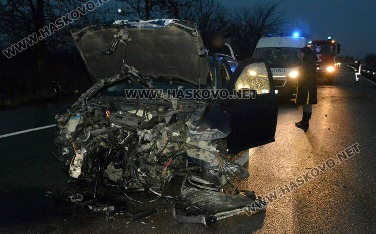 Фолксваген се заби в мантинелата до „Язаки“ 