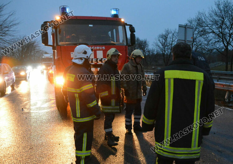 Фолксваген се заби в мантинелата до „Язаки“ 