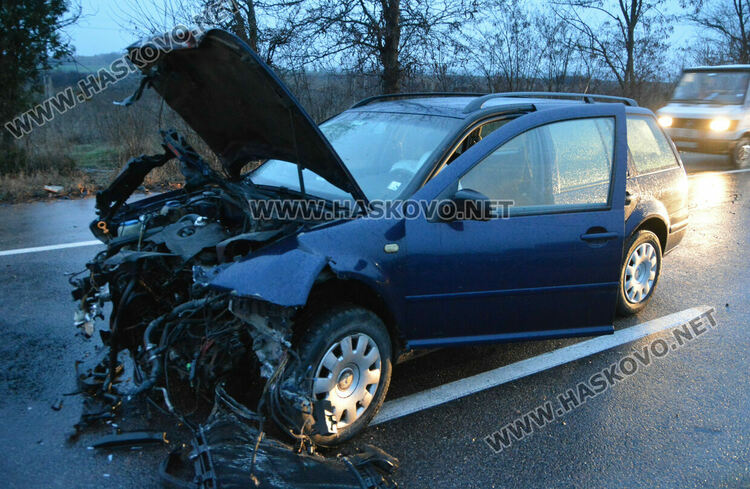 Фолксваген се заби в мантинелата до „Язаки“ 
