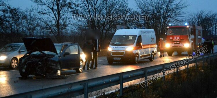 Фолксваген се заби в мантинелата до „Язаки“ 