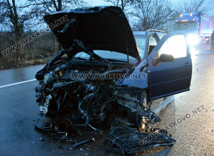 Фолксваген се заби в мантинелата до „Язаки“ 