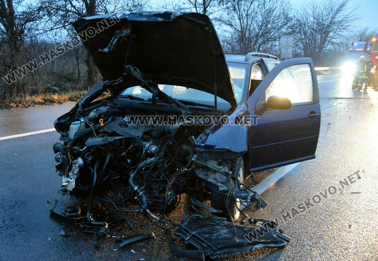 Фолксваген се заби в мантинелата до „Язаки“ 