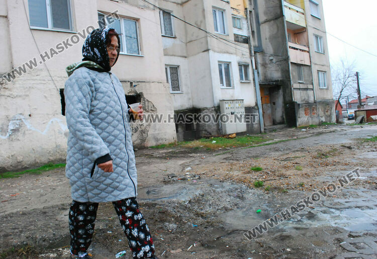 Почистиха запушени и преливащи шахти пред блок 42 в „Орфей“