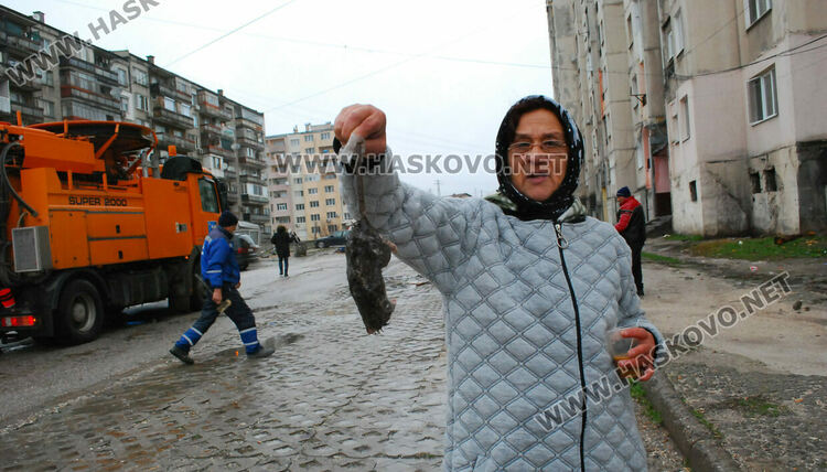 Почистиха запушени и преливащи шахти пред блок 42 в „Орфей“