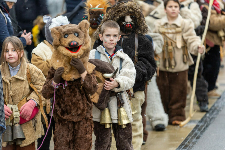 Първият фестивален ден на XXIX МФМИ „Сурва“ 2023 започна с празнично настроение и цветове